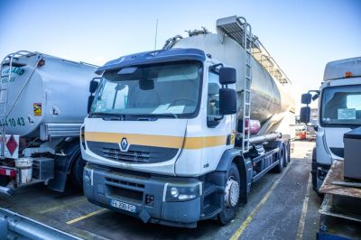 Camions d'occasion - RENAULT PREMIUM 320 DXI+CITERNE ALIMENTAIRE ( engine problem)