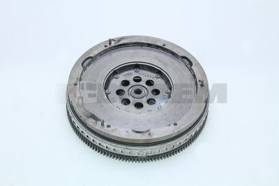 قطع غيار الشاحنات والحافلات - المحرك - غطاء المحرك - الحذافة - MB651.030.51.05